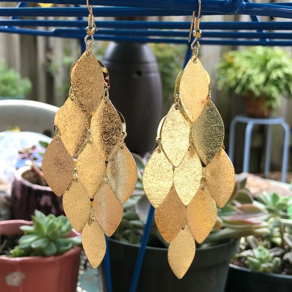 Jewelry - 🆕 Large Gold Tone Dangle Earrings